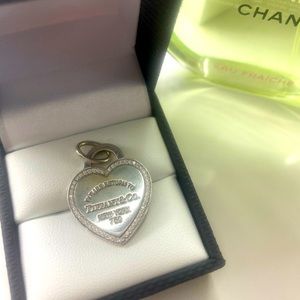 Tiffany & Co. Return to Tiffany diamond white gold pendant